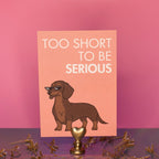 Carte Teckel « Too short to be serious »