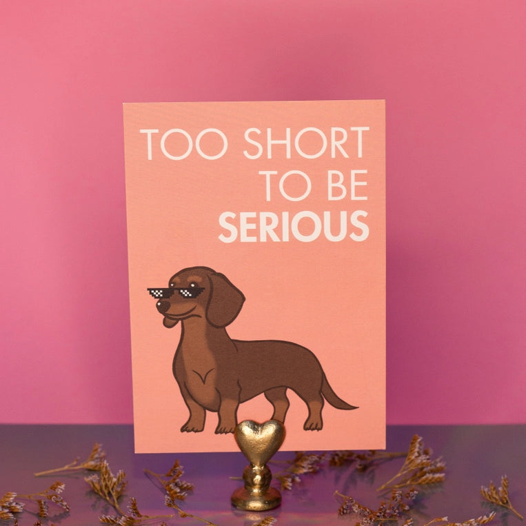 Carte Teckel « Too short to be serious »