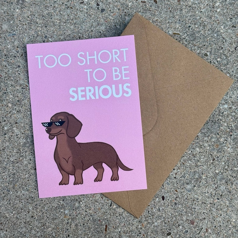 Carte Teckel « Too short to be serious »